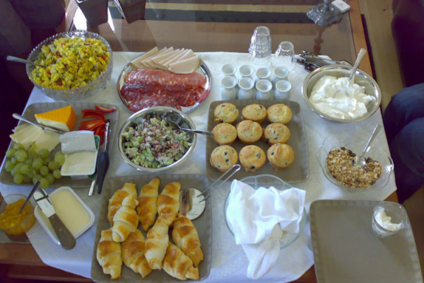 Отельеры рассказали, кому отдают еду, которая остается после туристов