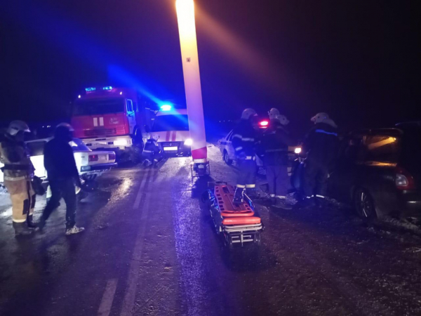 В Краснодарском крае столкнулись бензовоз, автобус, грузовик и две легковушки В Краснодарском крае столкнулись бензовоз, автобус, грузовик и две легковушки