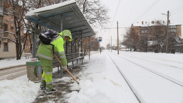 Около 600 человек и 30 единиц спецтехники задействованы в расчистке тротуаров и остановок в Краснодаре Около 600 человек и 30 единиц спецтехники задействованы в расчистке тротуаров и остановок в Краснодаре