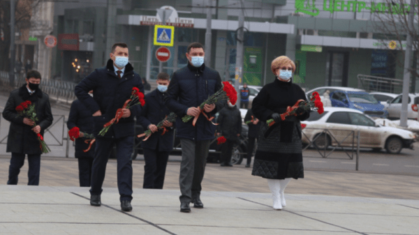В День защитника Отечества в Краснодаре возложили цветы и венки на площади Памяти Героев В День защитника Отечества в Краснодаре возложили цветы и венки на площади Памяти Героев