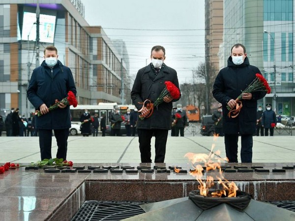 В Краснодаре Вениамин Кондратьев в День защитника Отечества возложил венки к Вечному огню В Краснодаре Вениамин Кондратьев в День защитника Отечества возложил венки к Вечному огню