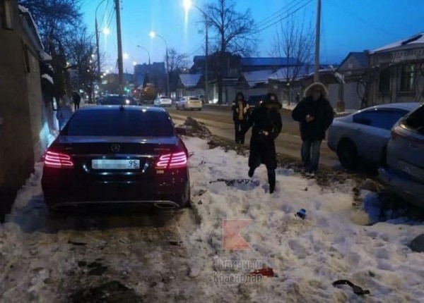 Водитель Мercedes сбил пешехода в Краснодаре и скрылся с места происшествия