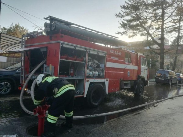 В Краснодарском крае загорелись складские помещения на площади 1000 квадратных метров В Краснодарском крае загорелись складские помещения на площади 1000 квадратных метров