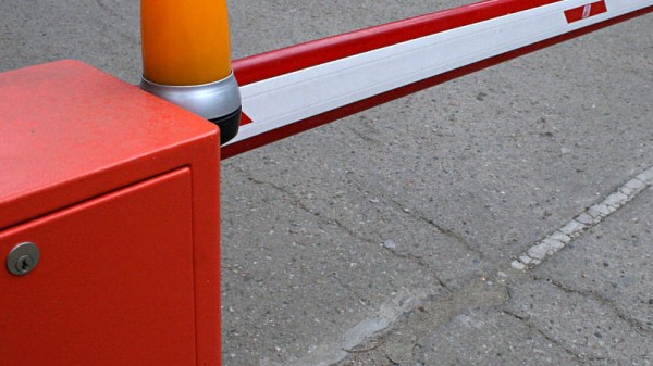 В Краснодаре выявили около 500 несоответствующих новым Правилам противопожарного режима шлагбаумов