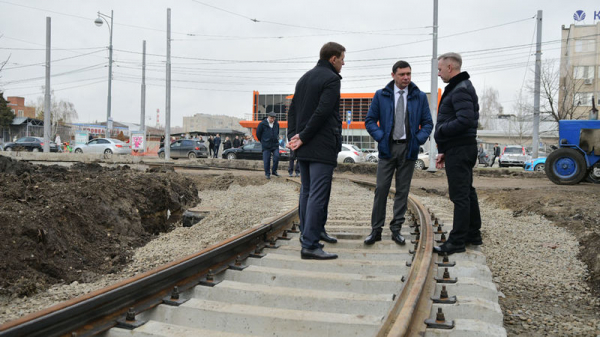 На разворотном кольце по ул. Московской и Солнечной Краснодара завершается укладка новых рельсов и шпал