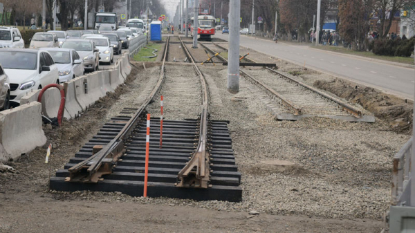 На разворотном кольце по ул. Московской и Солнечной Краснодара завершается укладка новых рельсов и шпал