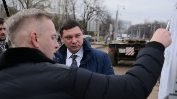 На разворотном кольце по ул. Московской и Солнечной Краснодара завершается укладка новых рельсов и шпал