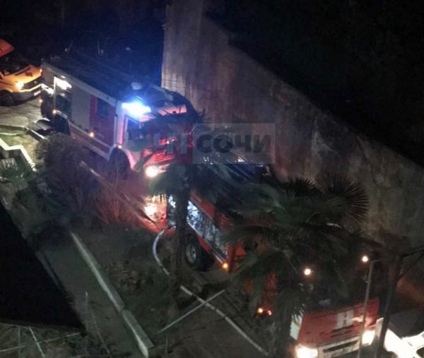 В Сочи из-за припаркованных машин пожарные не смогли спасти людей