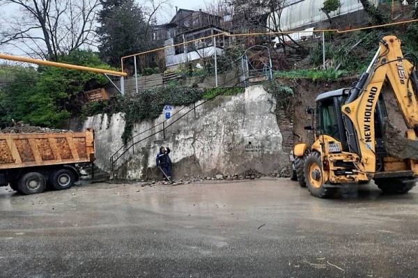 В Туапсе возле жилого дома обрушилась подпорная стена
В Туапсе возле жилого дома обрушилась подпорная стена