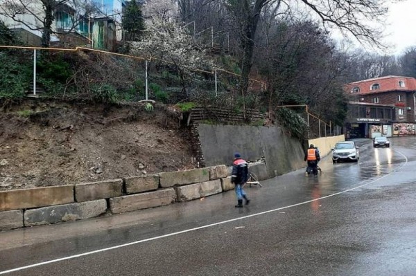 В Туапсе возле жилого дома обрушилась подпорная стена
В Туапсе возле жилого дома обрушилась подпорная стена