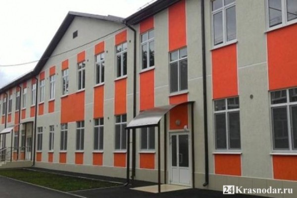 От сильного ветра пострадала школа От сильного ветра пострадала школа