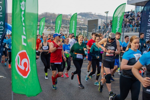 Фрукты, отдых, спорт. «Пятёрочка» поддержала марафонцев в Сочи