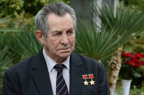 
                                Знаменитые космонавты посетили Сочи и посадили магнолии
                            