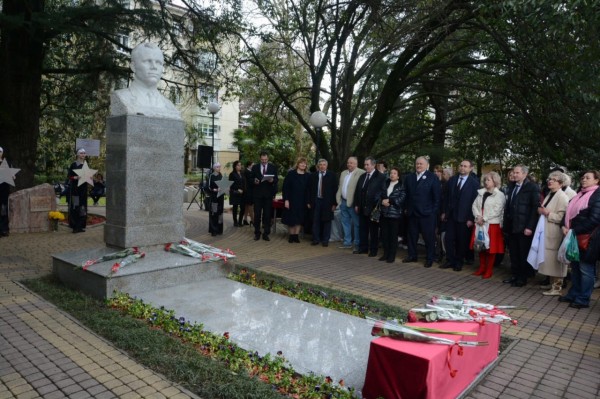 
                                Знаменитые космонавты посетили Сочи и посадили магнолии
                            