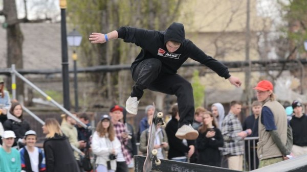 На пешеходной зоне по ул. Красноармейской проходят показательные выступления скейтбордистов На пешеходной зоне по ул. Красноармейской проходят показательные выступления скейтбордистов
