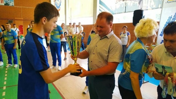 В Краснодаре наградили победителей юношеского турнира по волейболу на кубок главы города В Краснодаре наградили победителей юношеского турнира по волейболу на кубок главы города