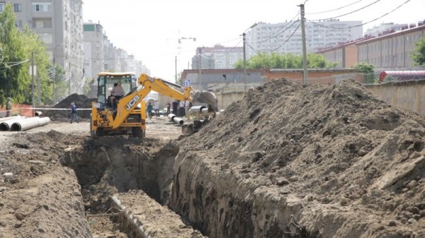 На ул. Черкасской в Краснодаре продолжают перенос теплотрассы и строительство ливневки На ул. Черкасской в Краснодаре продолжают перенос теплотрассы и строительство ливневки