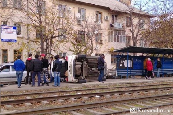 В Краснодаре иномарка налетела на остановку В Краснодаре иномарка налетела на остановку