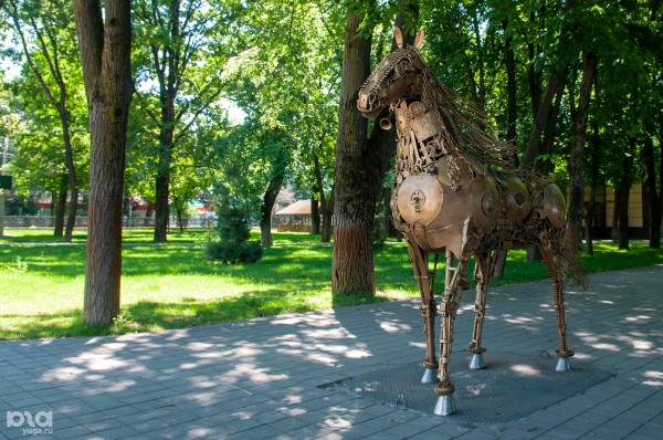 Блеск стали и березы из стереотипов: где в Краснодаре найти современную скульптуру