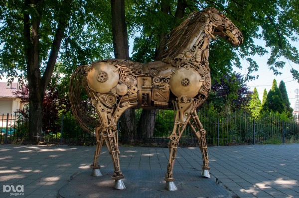 Блеск стали и березы из стереотипов: где в Краснодаре найти современную скульптуру