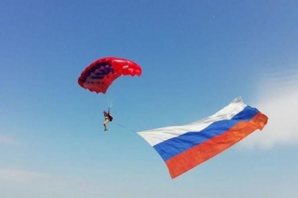 12 июня над Краснодаром пролетят 10 мотопарапланов с флагами России 12 июня над Краснодаром пролетят 10 мотопарапланов с флагами России