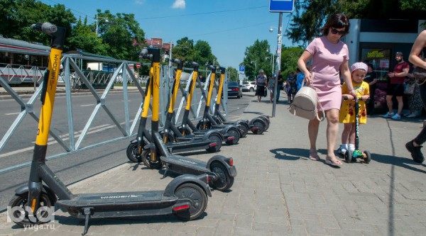 Почему электросамокаты стали проблемой и как ее решить. Что говорят власти и пользователи Почему электросамокаты стали проблемой и как ее решить. Что говорят власти и пользователи