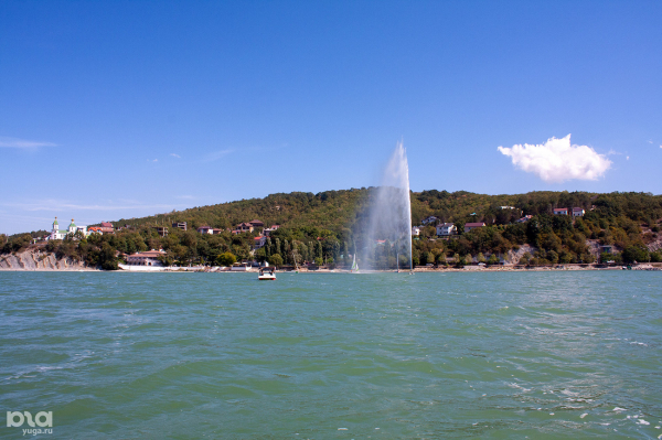 Хамса, вино, пляж, цемент. Чем заняться туристу в Новороссийске Хамса, вино, пляж, цемент. Чем заняться туристу в Новороссийске