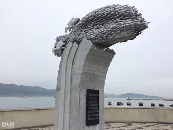 Хамса, вино, пляж, цемент. Чем заняться туристу в Новороссийске Хамса, вино, пляж, цемент. Чем заняться туристу в Новороссийске