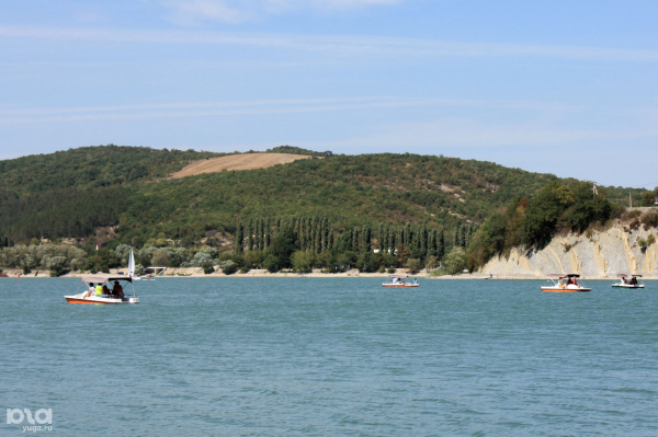 Хамса, вино, пляж, цемент. Чем заняться туристу в Новороссийске Хамса, вино, пляж, цемент. Чем заняться туристу в Новороссийске