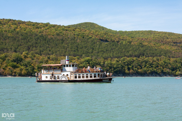 Хамса, вино, пляж, цемент. Чем заняться туристу в Новороссийске Хамса, вино, пляж, цемент. Чем заняться туристу в Новороссийске