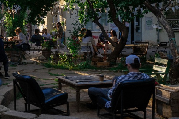 «Мэр Махачкалы приходит к нам на кофе». Создатель «Дома15» о культурной трансформации Дагестана «Мэр Махачкалы приходит к нам на кофе». Создатель «Дома15» о культурной трансформации Дагестана