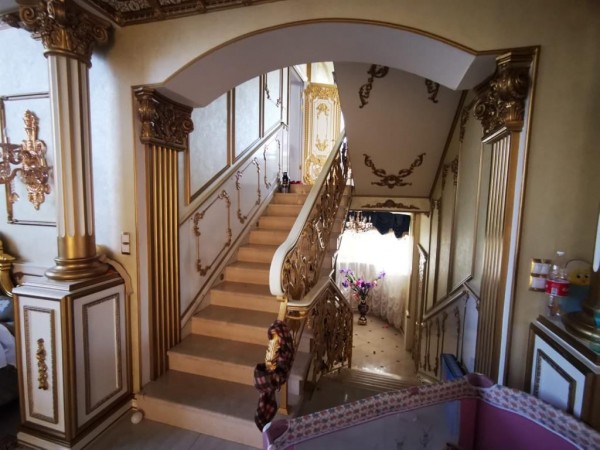  ​Золотой унитаз и лепнина на стенах: опубликованы фото из дома начальника Ставропольской ГИБДД 