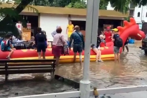 Собирали рыбу на полях. Что происходило в Анапе во время наводнения Собирали рыбу на полях. Что происходило в Анапе во время наводнения