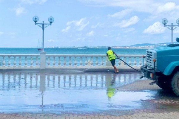 Курорты чистят, туристы уже купаются. Что происходит на юге РФ после стихии Курорты чистят, туристы уже купаются. Что происходит на юге РФ после стихии