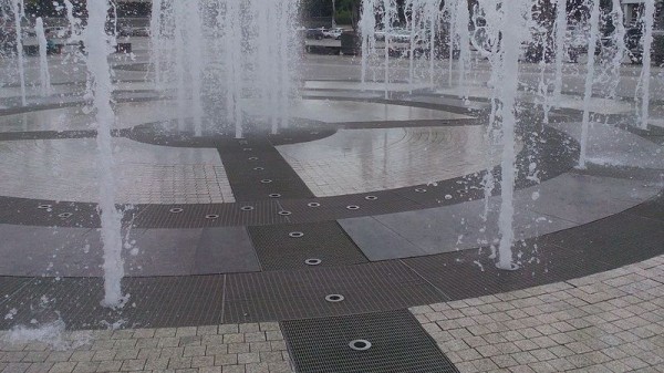 На главном городском фонтане Краснодара отремонтируют решетки