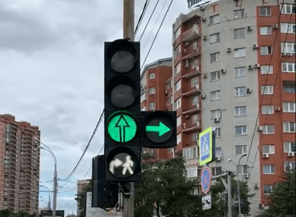 В Краснодаре устанавливают светофоры нового образца с дополнительной секцией для пешеходов В Краснодаре устанавливают светофоры нового образца с дополнительной секцией для пешеходов