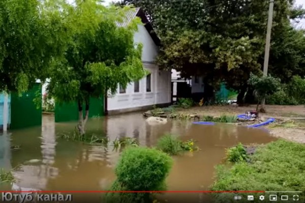 В Апшеронске подтопило 82 дома и 171 двор из-за сильных дождей В Апшеронске подтопило 82 дома и 171 двор из-за сильных дождей