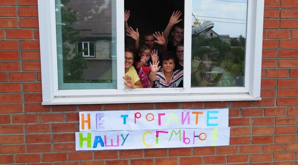 «Демонстративная казнь». На Кубани опека хочет забрать 13 детей из двух приемных семей «Демонстративная казнь». На Кубани опека хочет забрать 13 детей из двух приемных семей