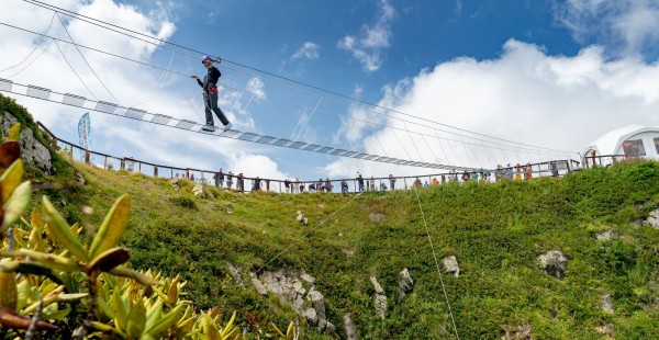 Вечерние огни родельбана, прозрачный мост над пропастью и другие причины поехать в горы Сочи осенью Вечерние огни родельбана, прозрачный мост над пропастью и другие причины поехать в горы Сочи осенью