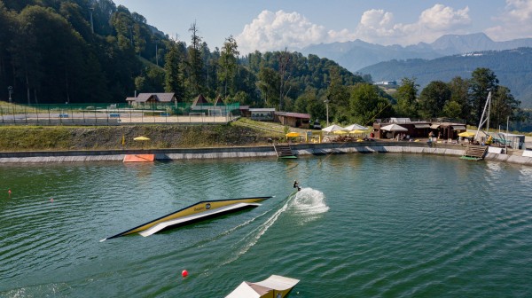 Вечерние огни родельбана, прозрачный мост над пропастью и другие причины поехать в горы Сочи осенью Вечерние огни родельбана, прозрачный мост над пропастью и другие причины поехать в горы Сочи осенью
