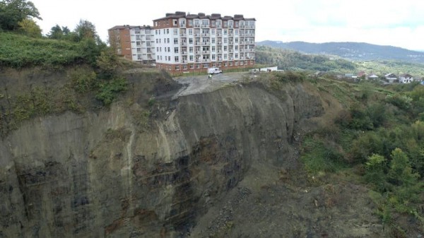 Дома, ползущие в бездну. Многие ли новостройки в Сочи повторят судьбу Сергей-Поля?
