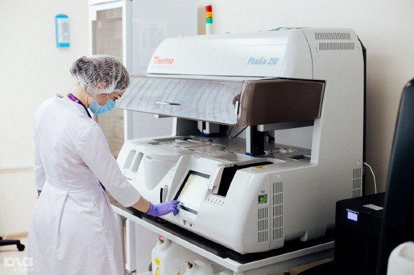 Как это работает: репортаж из медицинской лаборатории, где делают около 2 тысяч ПЦР-тестов ежедневно Как это работает: репортаж из медицинской лаборатории, где делают около 2 тысяч ПЦР-тестов ежедневно