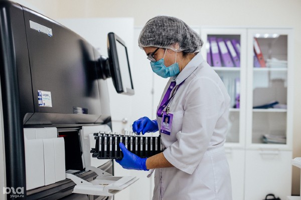Как это работает: репортаж из медицинской лаборатории, где делают около 2 тысяч ПЦР-тестов ежедневно Как это работает: репортаж из медицинской лаборатории, где делают около 2 тысяч ПЦР-тестов ежедневно