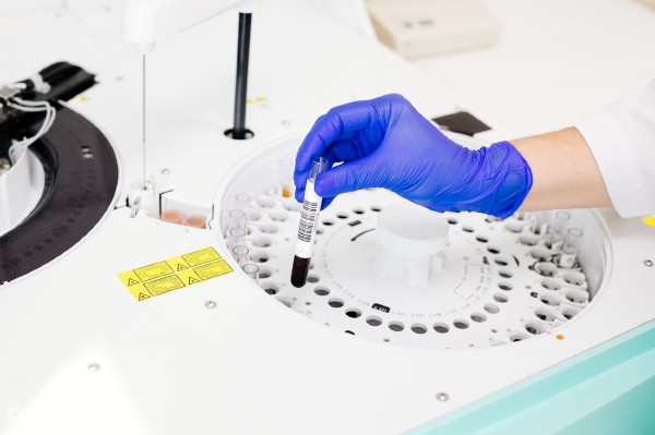 Как это работает: репортаж из медицинской лаборатории, где делают около 2 тысяч ПЦР-тестов ежедневно Как это работает: репортаж из медицинской лаборатории, где делают около 2 тысяч ПЦР-тестов ежедневно