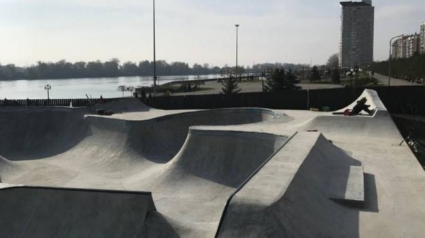В Юбилейном микрорайоне Краснодара построили новый бетонный скейт-парк В Юбилейном микрорайоне Краснодара построили новый бетонный скейт-парк