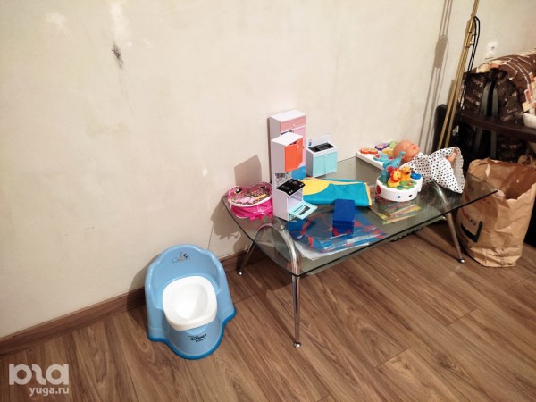 «Каждый месяц волнительно и страшно». Репортаж из краснодарского дома-убежища для женщин, пострадавших от домашнего насилия «Каждый месяц волнительно и страшно». Репортаж из краснодарского дома-убежища для женщин, пострадавших от домашнего насилия