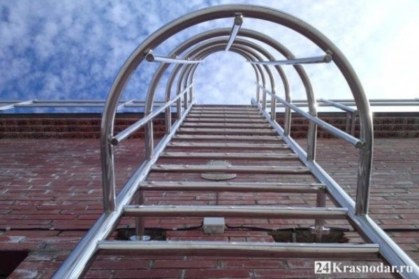 В Краснодаре разбился подросток, лазивший по противопожарной лестнице В Краснодаре разбился подросток, лазивший по противопожарной лестнице