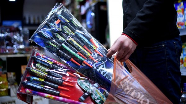 Краснодарцев просят сообщать о местах незаконной торговли пиротехникой Краснодарцев просят сообщать о местах незаконной торговли пиротехникой