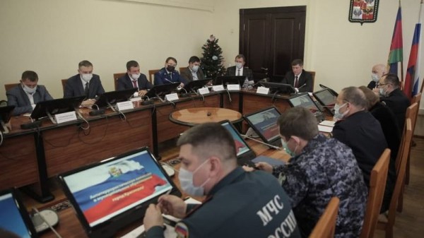 В новогодние праздники в Краснодаре вместе с сотрудниками полиции безопасность будут обеспечивать порядка 100 казаков-дружинников В новогодние праздники в Краснодаре вместе с сотрудниками полиции безопасность будут обеспечивать порядка 100 казаков-дружинников