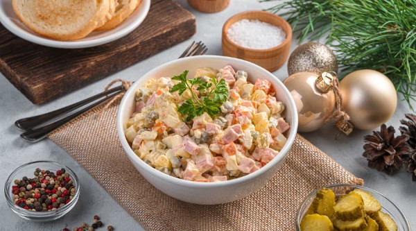 Оливье, селедка под шубой, крабовый — сколько в Краснодаре стоят новогодние салаты?